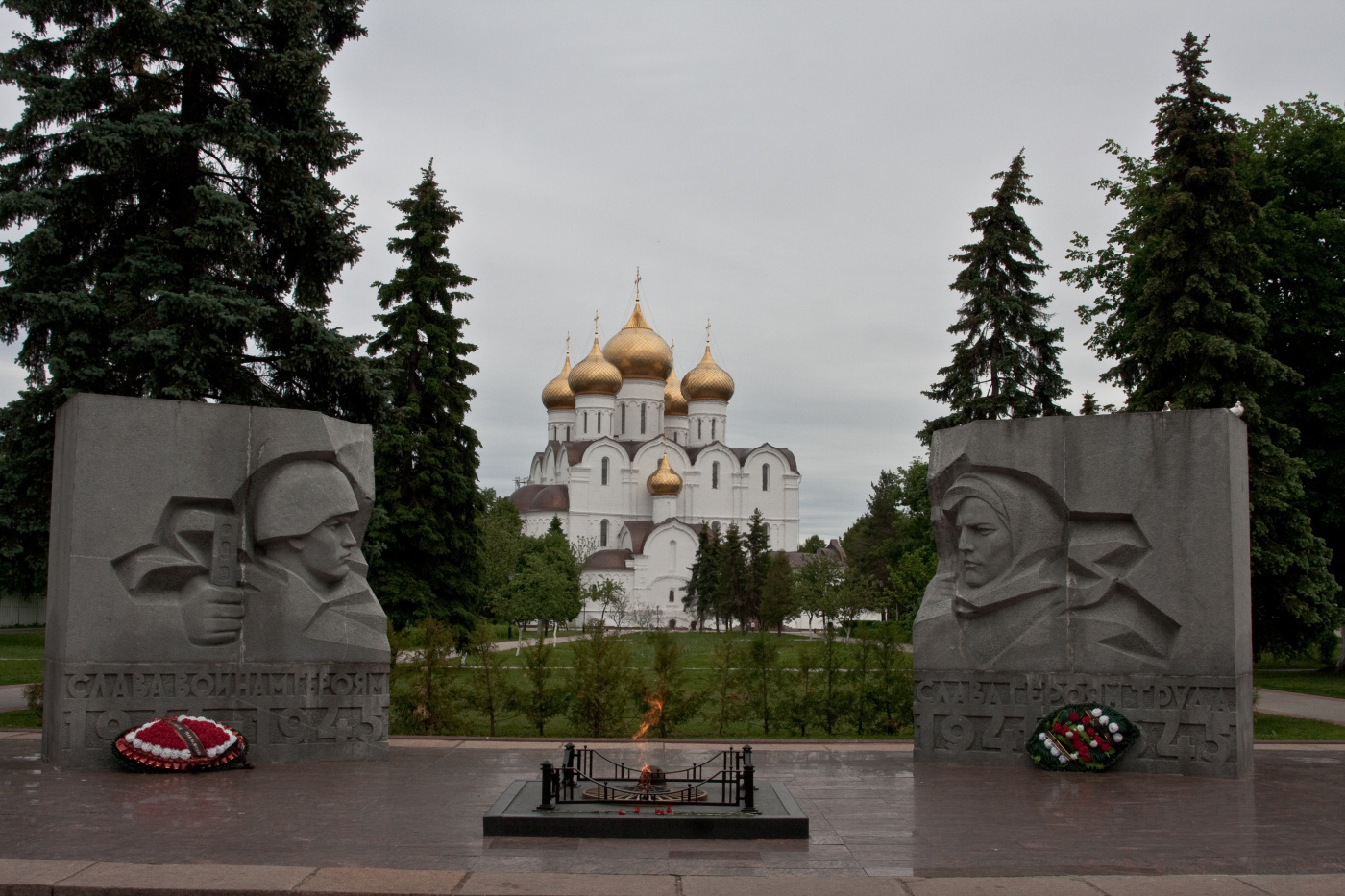Yaroslavl, Которосльная набережная, 2 / Волжская набережная, 1