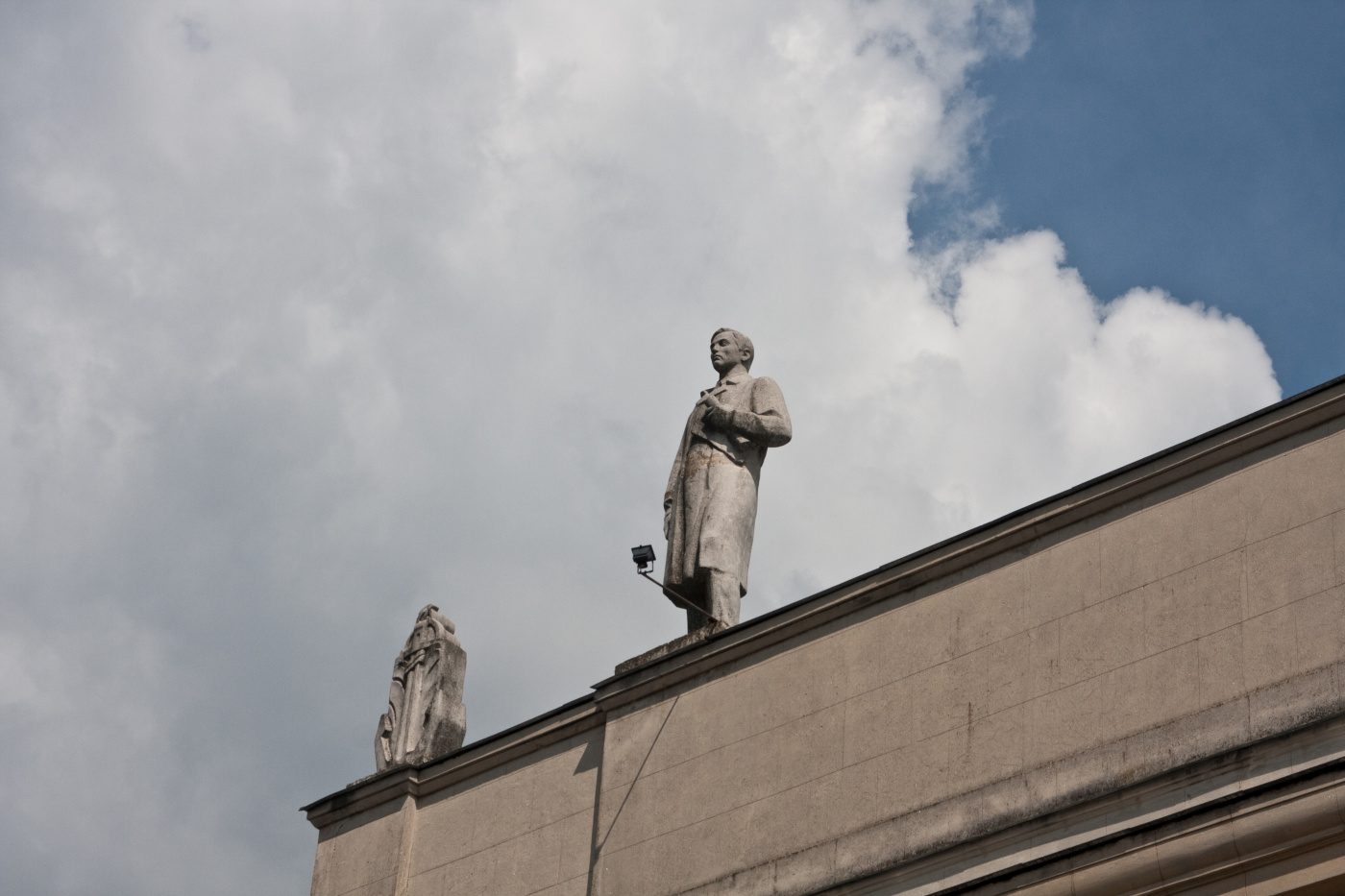 Икша, Икшинский гидроузел. Мемориальные доски