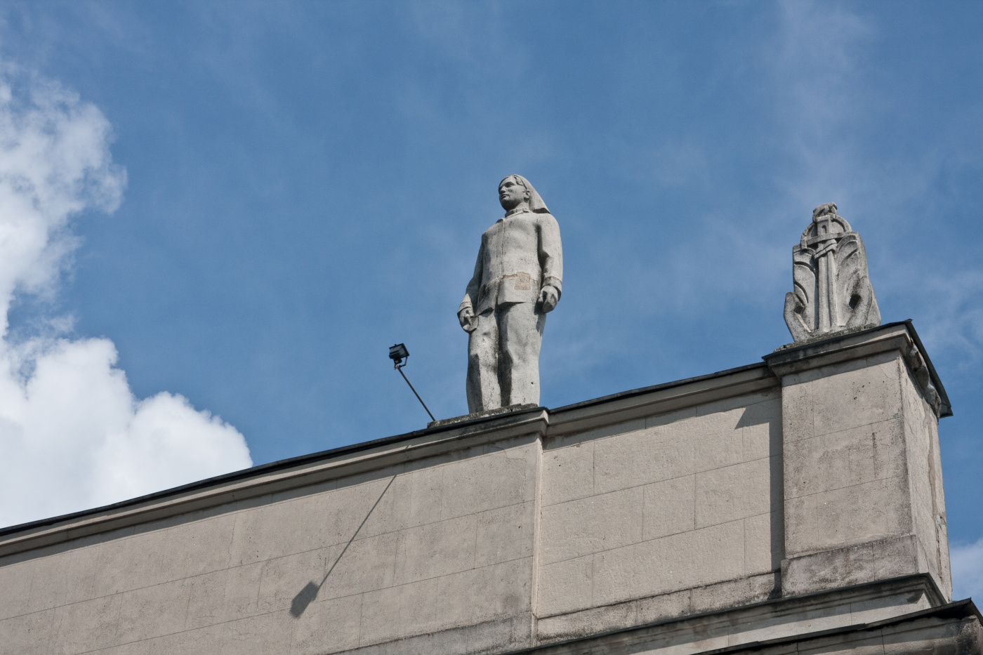 Икша, Икшинский гидроузел. Мемориальные доски