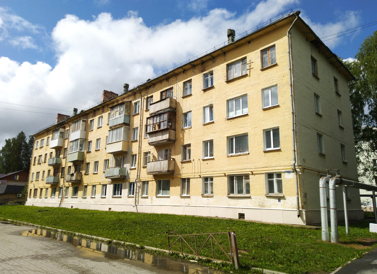 Мирный, Улица Гагарина, 1