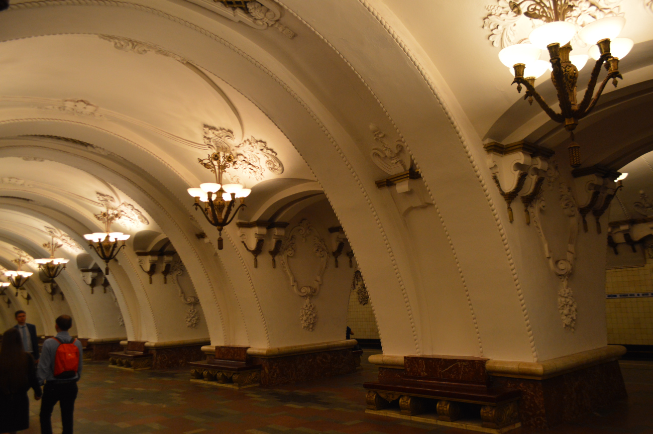Moscó, Арбатско-Покровская линия Московского метрополитена, станция метро «Арбатская»