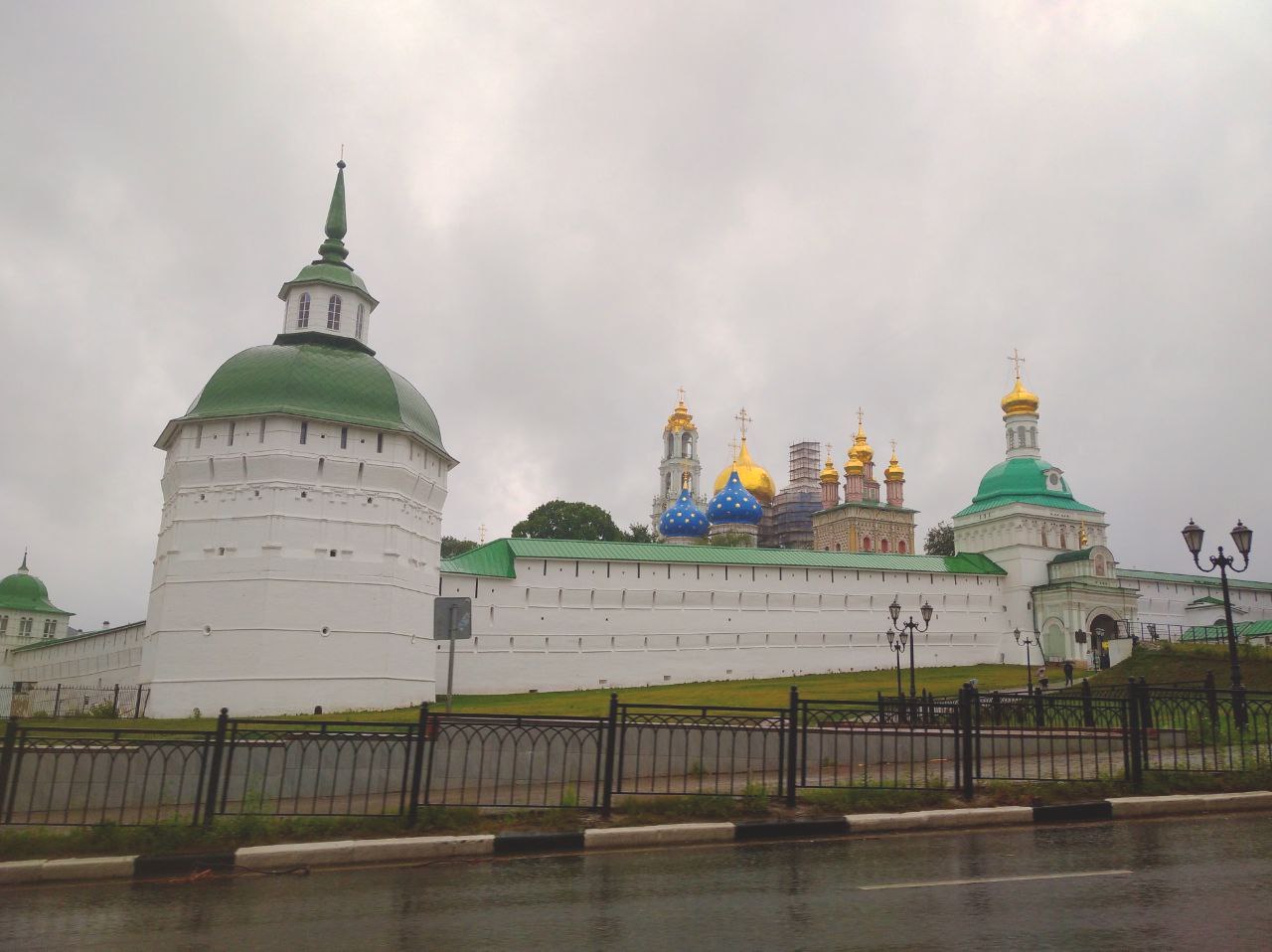 Sergiev Posad, Свято-Троицкая Сергиева лавра, Пятницкая башня; Свято-Троицкая Сергиева лавра, Колокольня; Свято-Троицкая Сергиева лавра, Успенский собор; Свято-Троицкая Сергиева лавра, Церковь в честь Рождества святого Иоанна Предтечи; Свято-Троицкая Сергиева лавра, Красная башня
