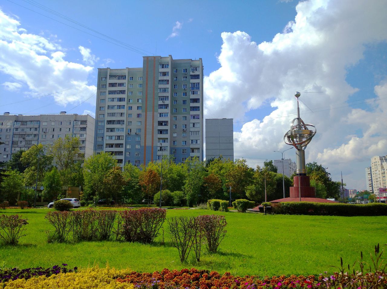 Королёв, Улица Исаева, 12 / Проспект Космонавтов, 2; Улица Исаева, 10