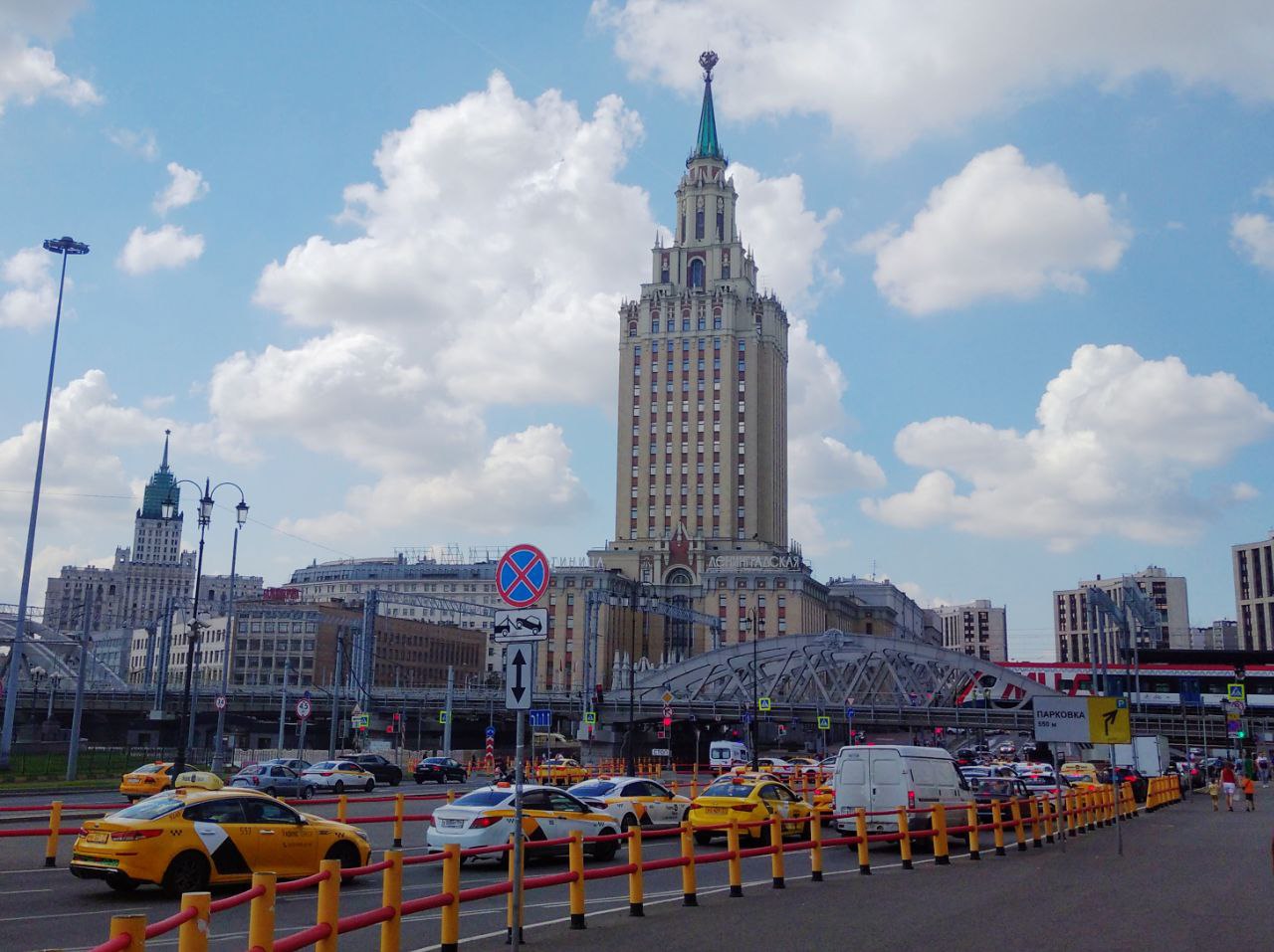 Москва, Каланчёвская улица, Каланчёвский путепровод; Каланчёвская улица, 21 / Улица Маши Порываевой, 40