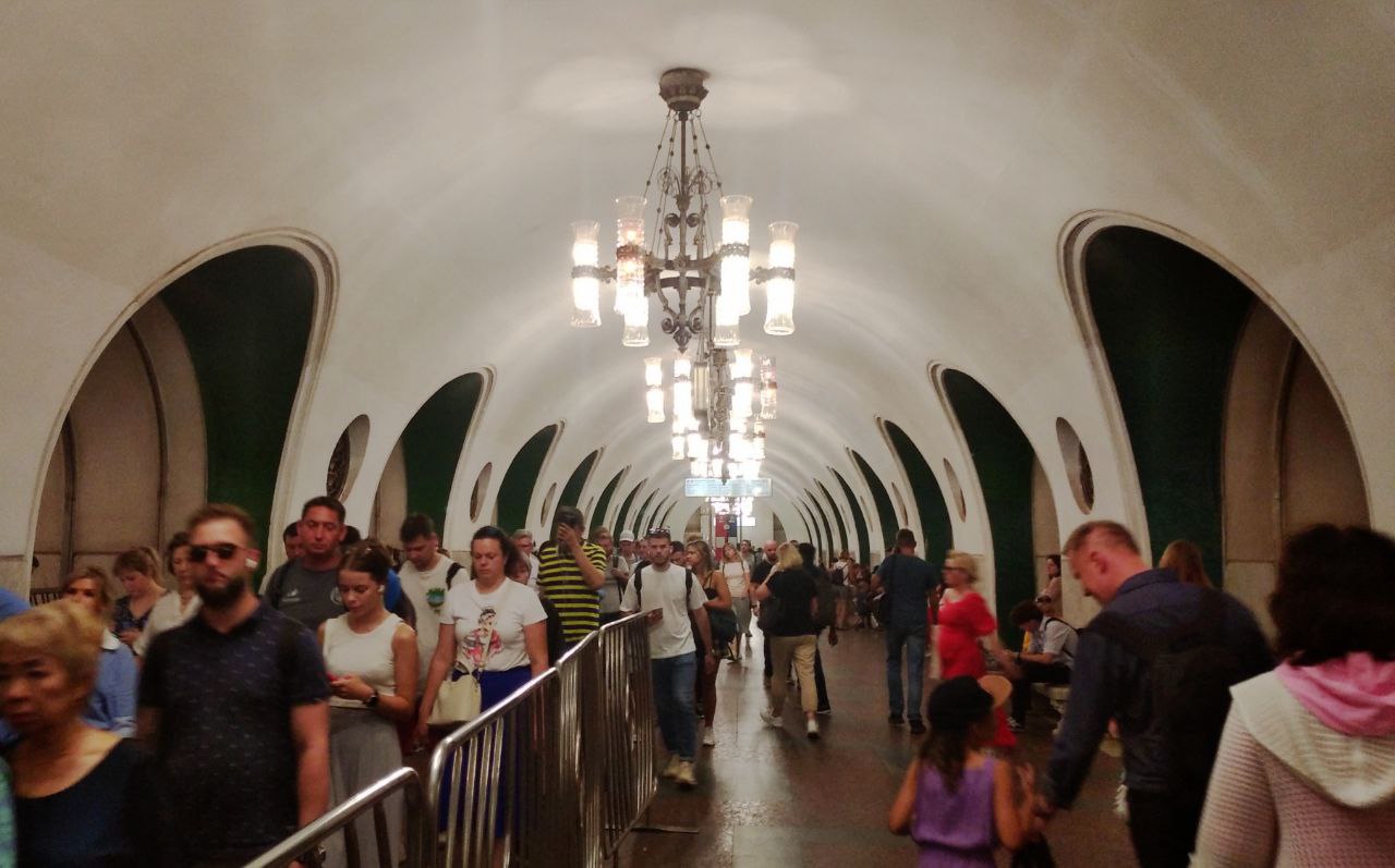 Москва, Калужско-Рижская линия Московского метрополитена, станция метро «ВДНХ»