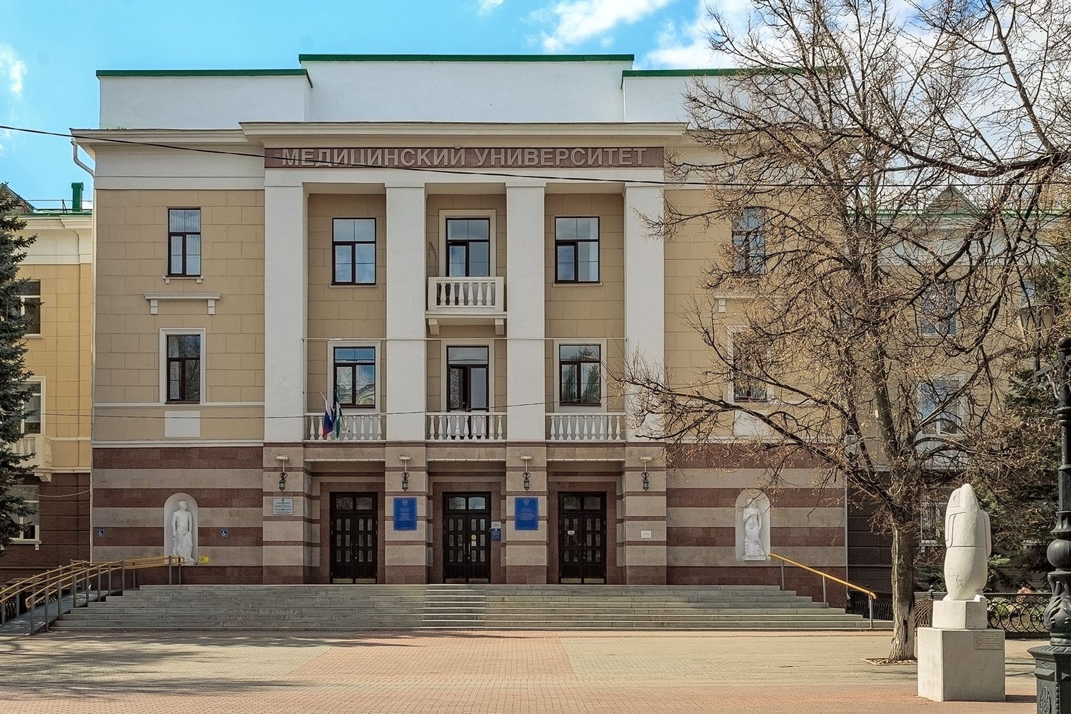 Уфа, Улица Ленина, 3 / Улица Пушкина, 100