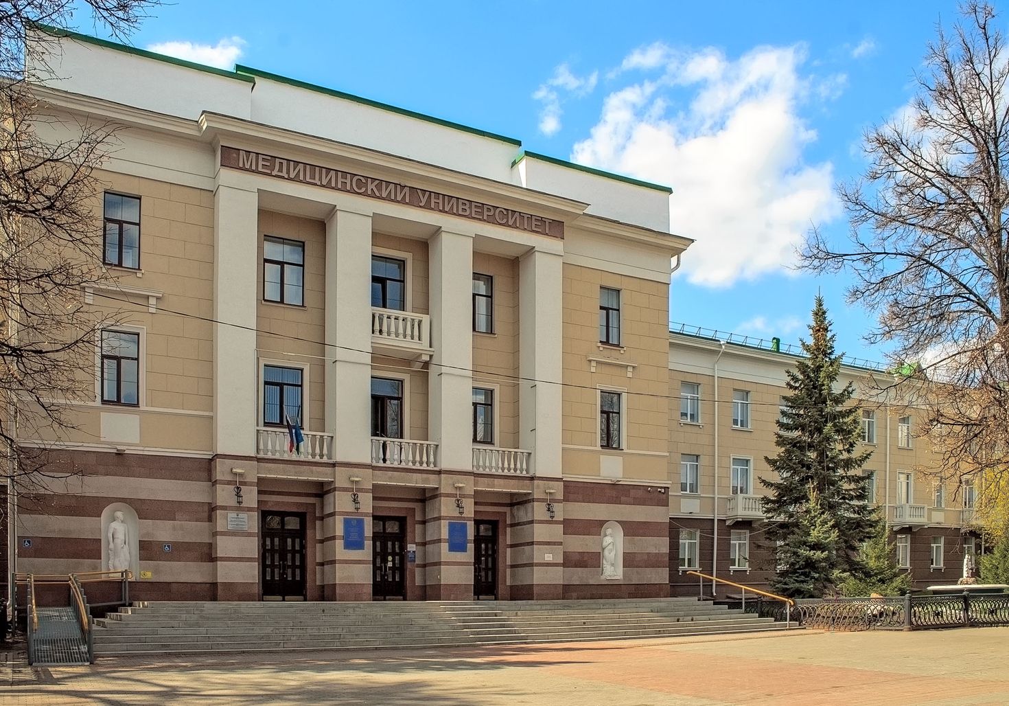 Уфа, Улица Ленина, 3 / Улица Пушкина, 100