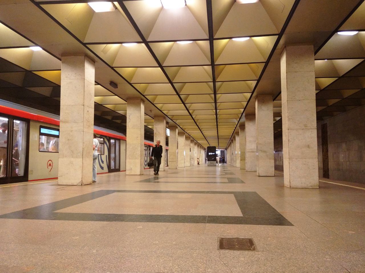 Moskwa, Калужско-Рижская линия Московского метрополитена, станция метро «Ботанический сад»