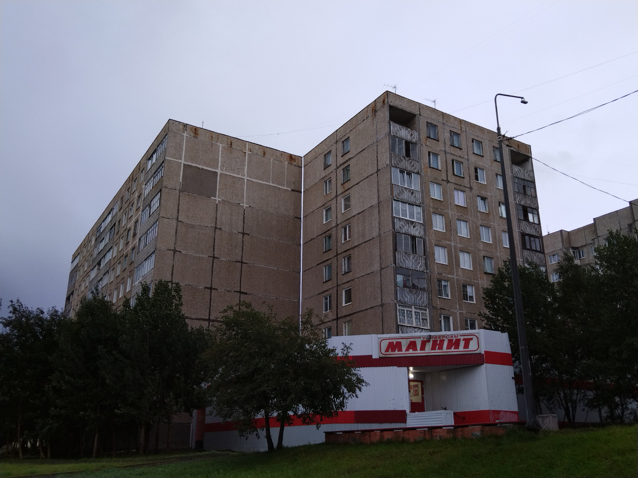 Никель, Гвардейский проспект, 35 (2 и 3 подъезды); Гвардейский проспект, 35 (1 подъезд)