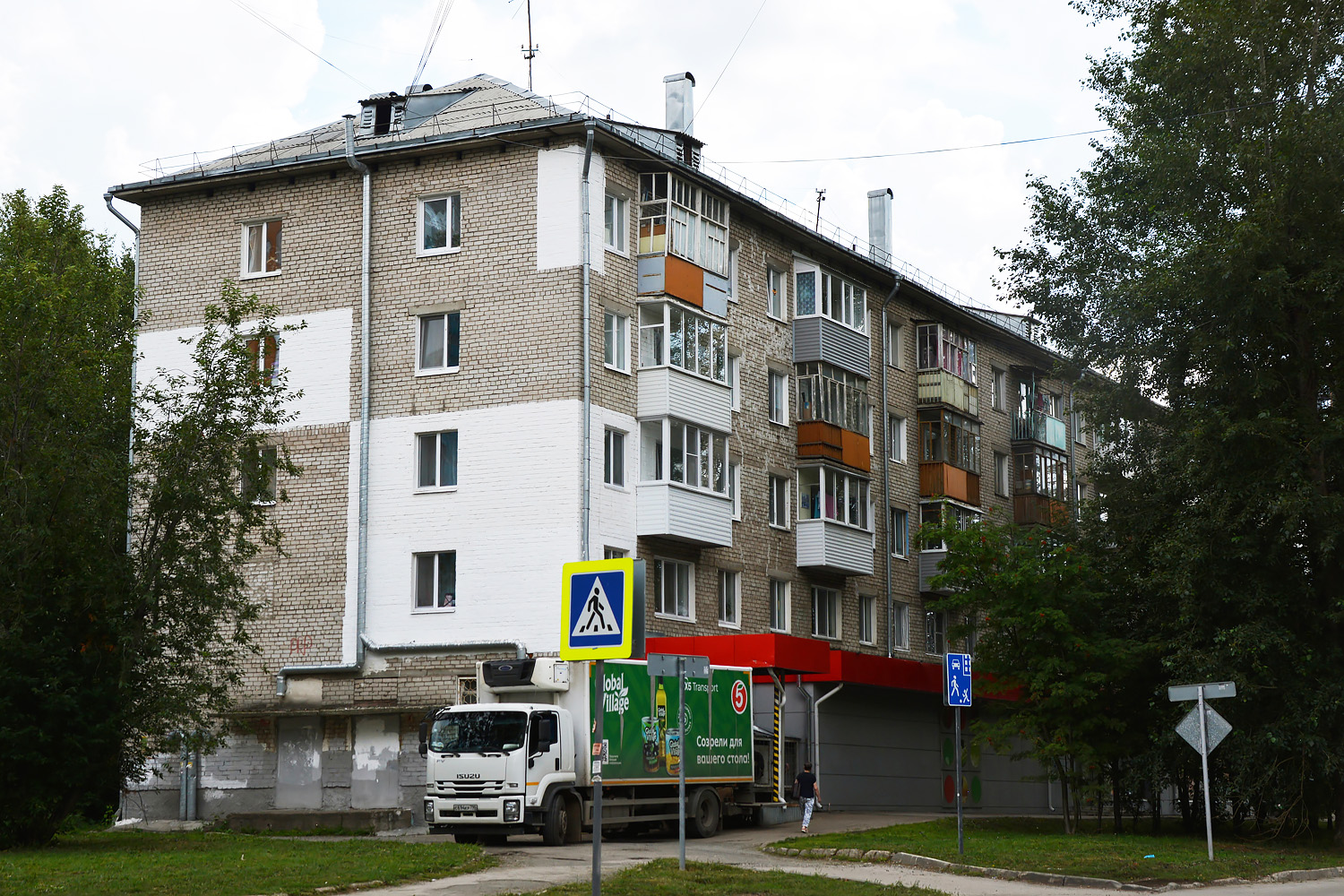 Пермь, Улица Танкистов, 13 / Стахановская улица, 44