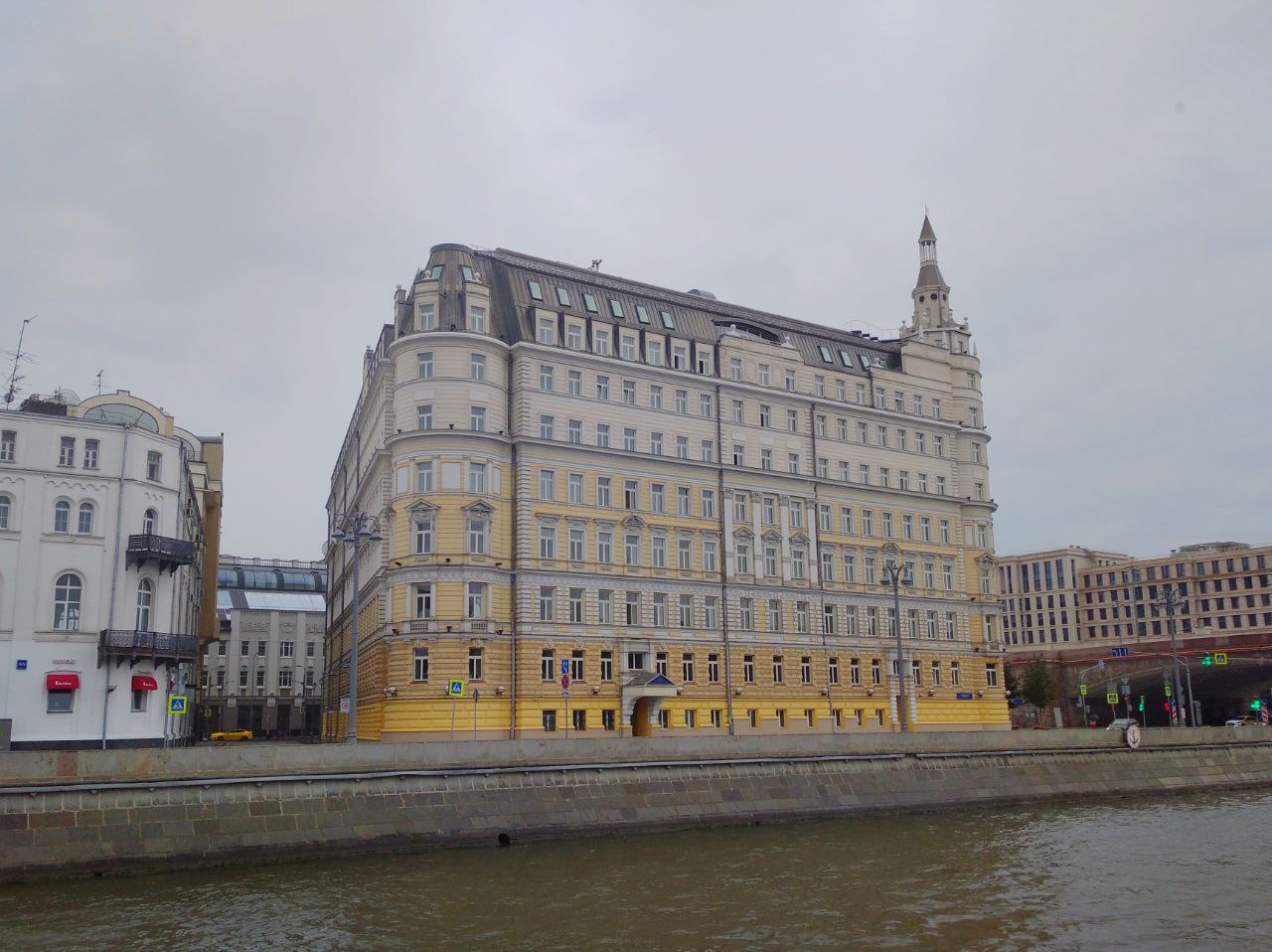 Moscow, Улица Балчуг, 1 / Садовническая улица, 1