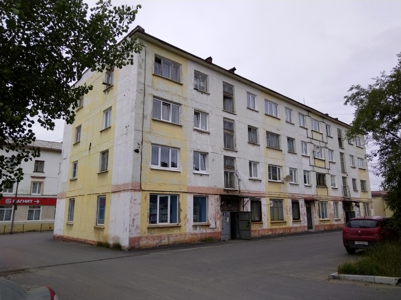 Никель, Улица Мира, 17 / Улица Победы, 9