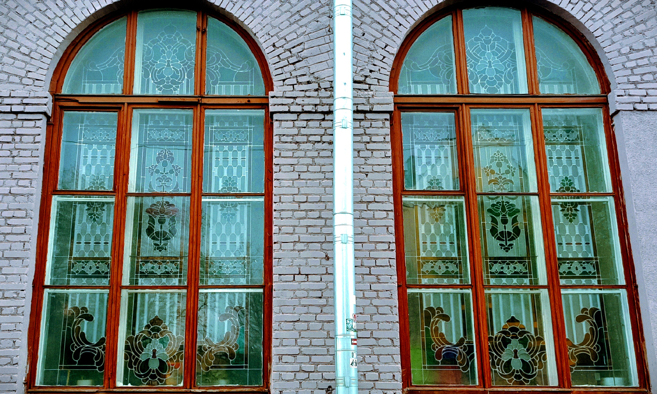 Минск, Улица Некрасова, 11. Монументальное искусство (мозаики, росписи, барельефы, сграфито)