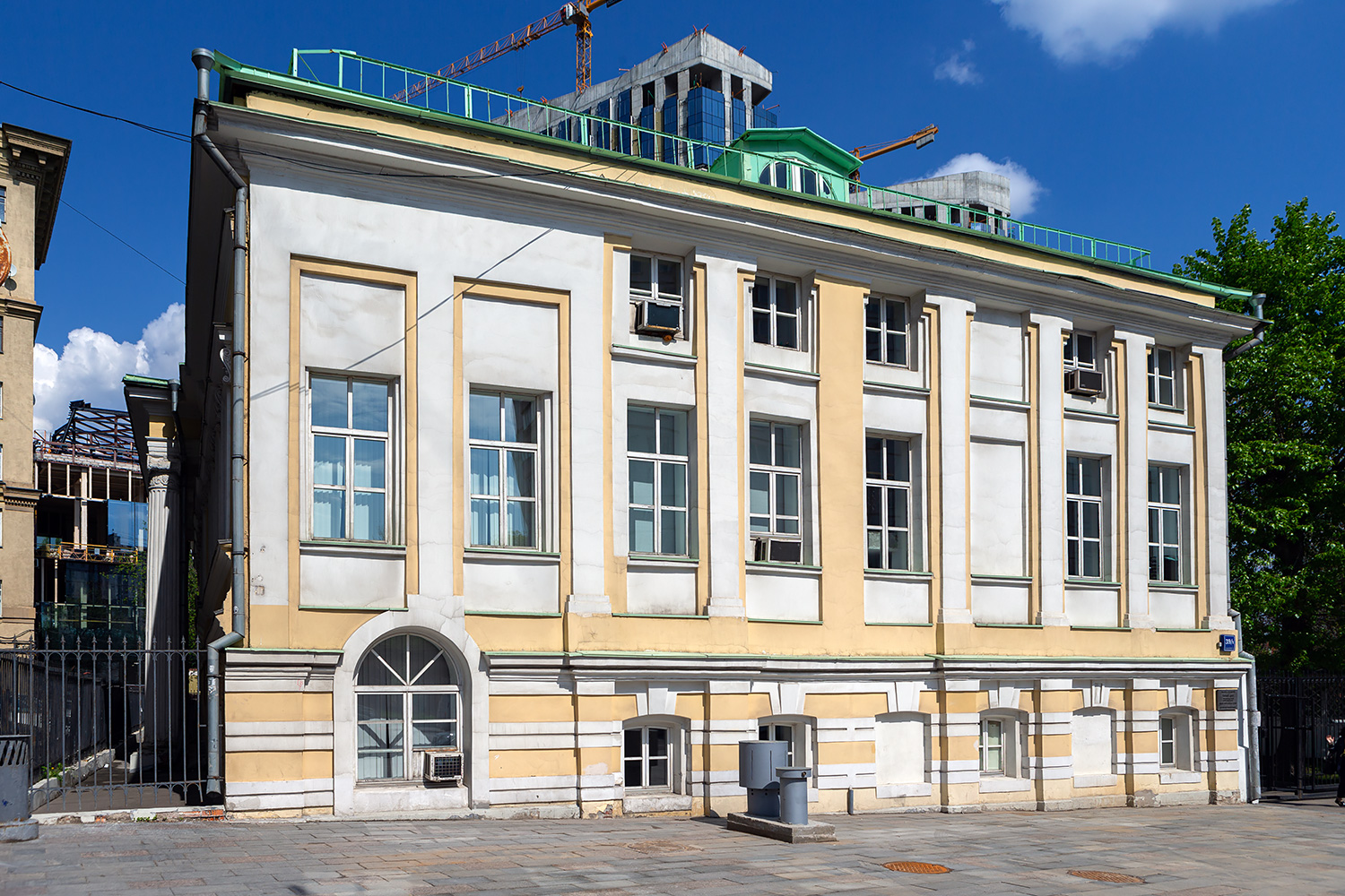 Москва, Улица Земляной Вал, 39 стр. 2 / Верхняя Сыромятническая улица, 1