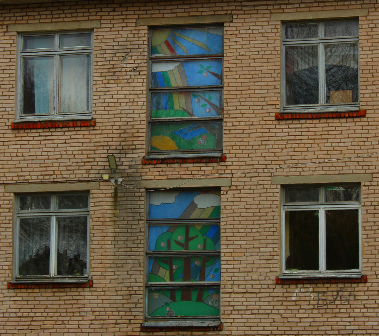 Минск, Проспект Пушкина, 48. Монументальное искусство (мозаики, росписи, барельефы, сграфито)