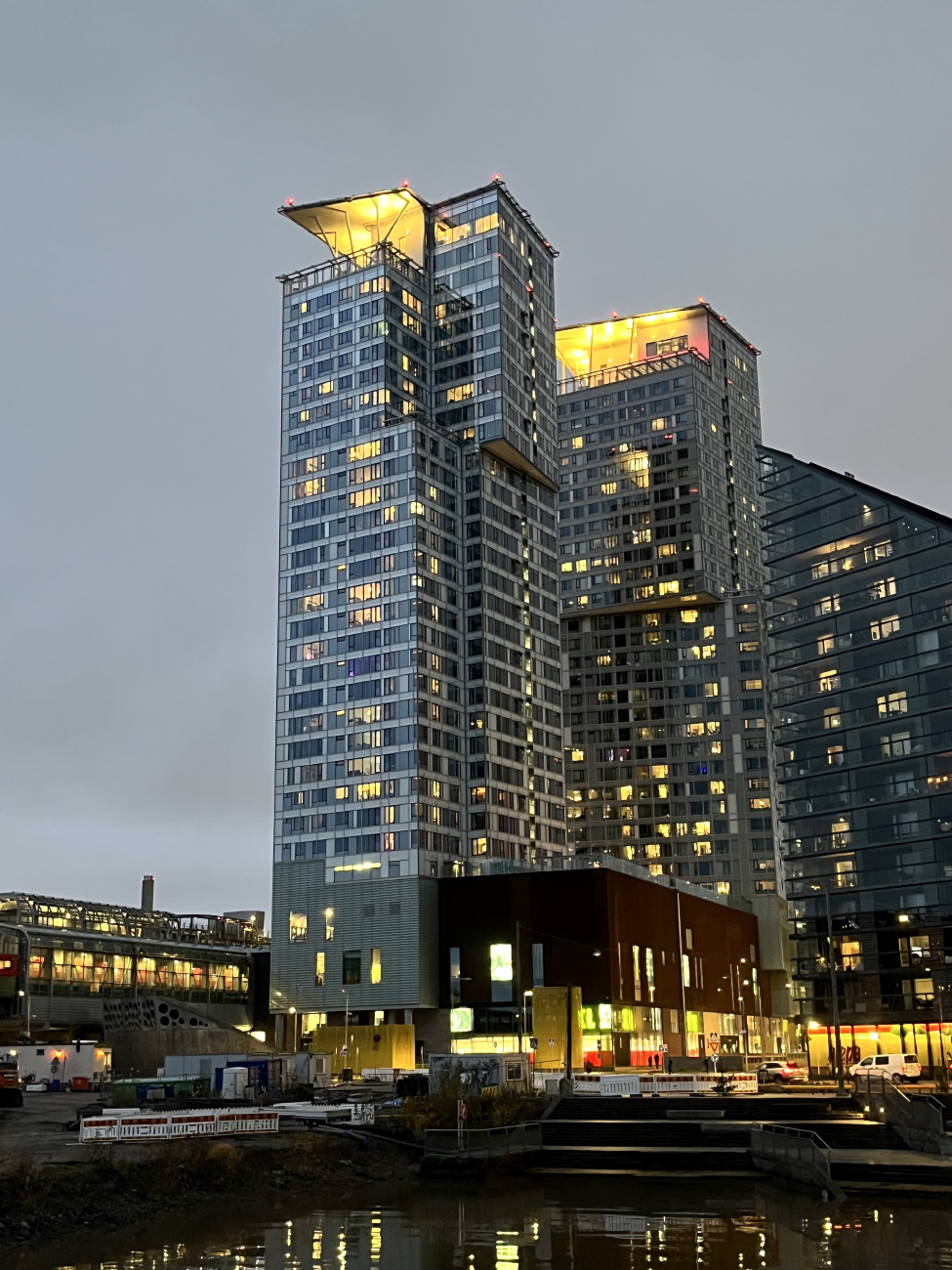 Хельсинки, Englantilaisaukio, 10; Kalasatamankatu, 9A