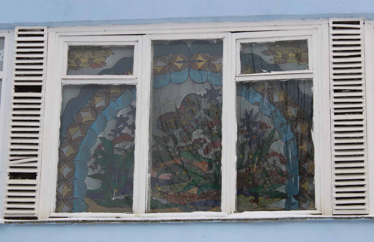 Минск, Улица Яна Райниса, 2. Монументальное искусство (мозаики, росписи, барельефы, сграфито)
