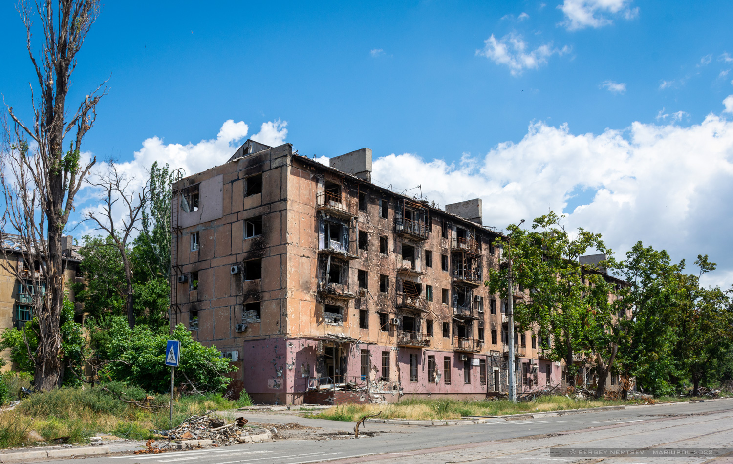 Мариуполь, Азовстальская улица, 20 / Волгодонская улица, 1