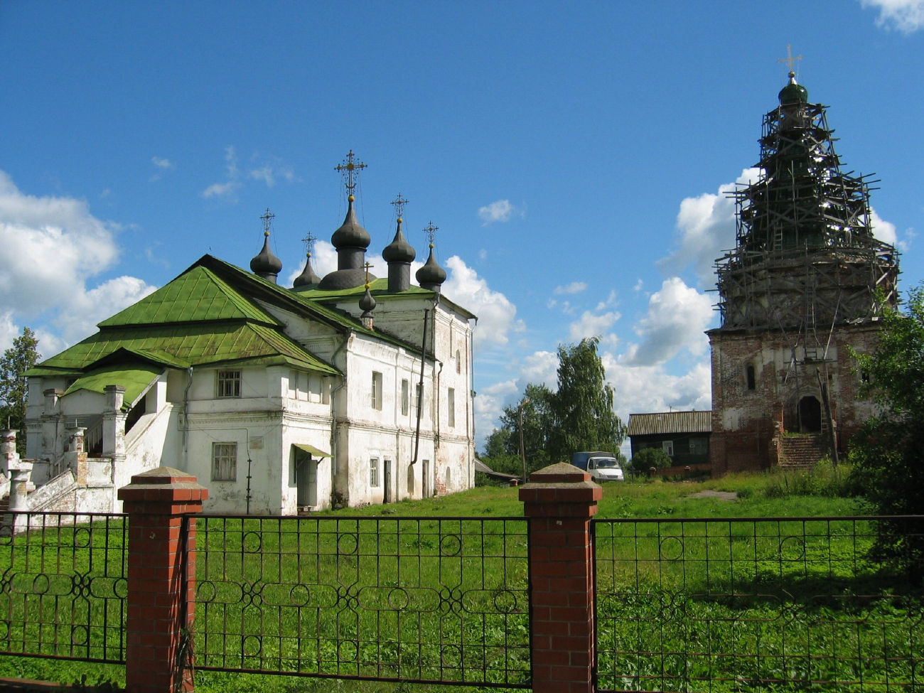 Балахна, Проспект Революции, 17 (Покровская церковь); Проспект Революции, 17 (Никольская церковь)