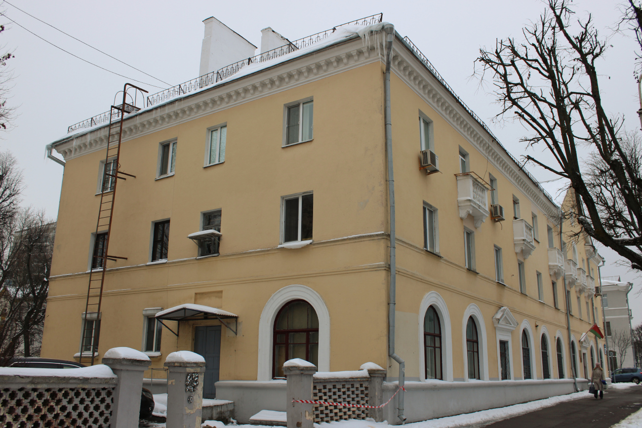 Минск, Красноармейская улица, 30 / Казарменный переулок, 1