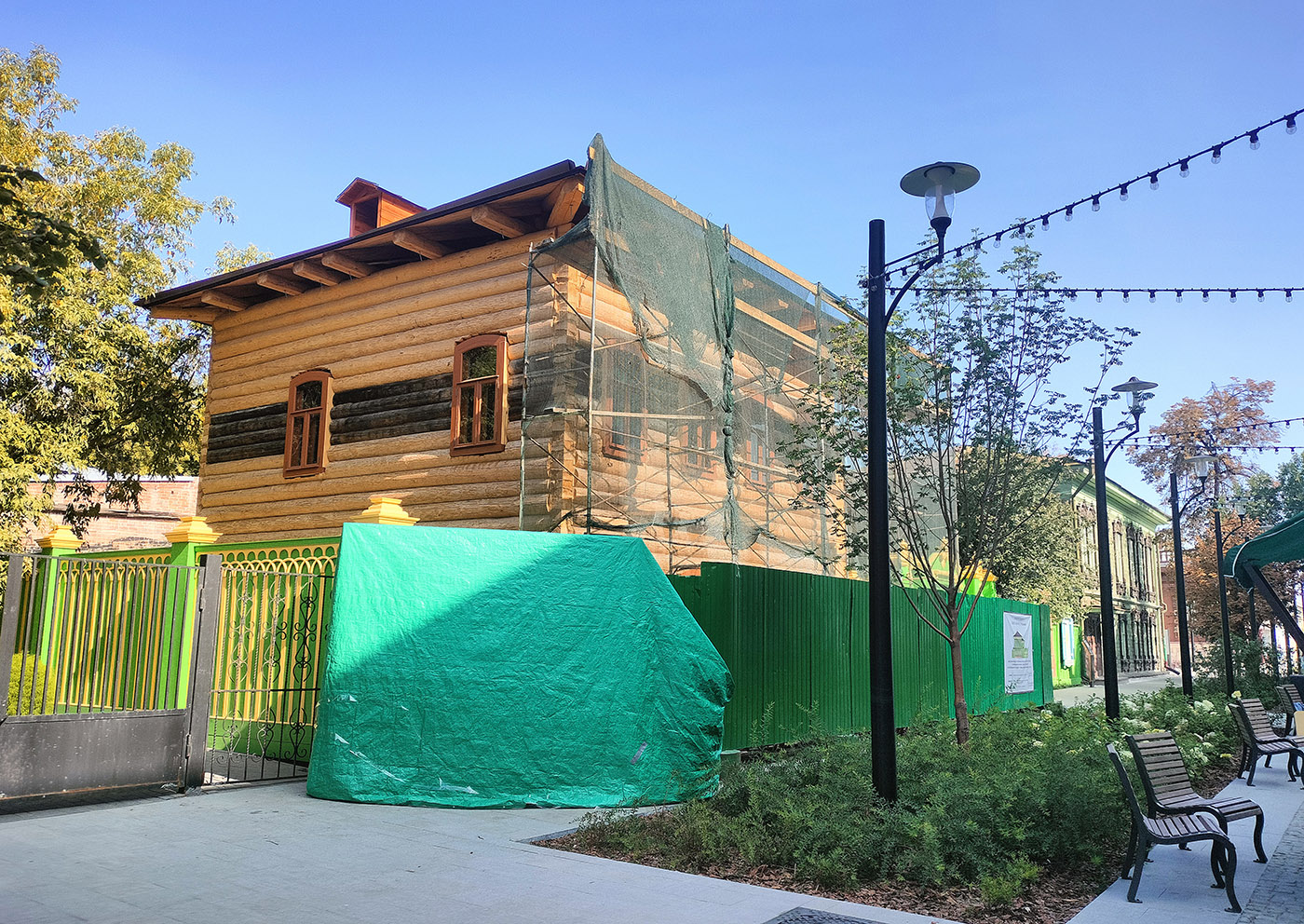 Тюмень, Улица Дзержинского, 34; Улица Дзержинского, 32 / Улица Хохрякова, 28