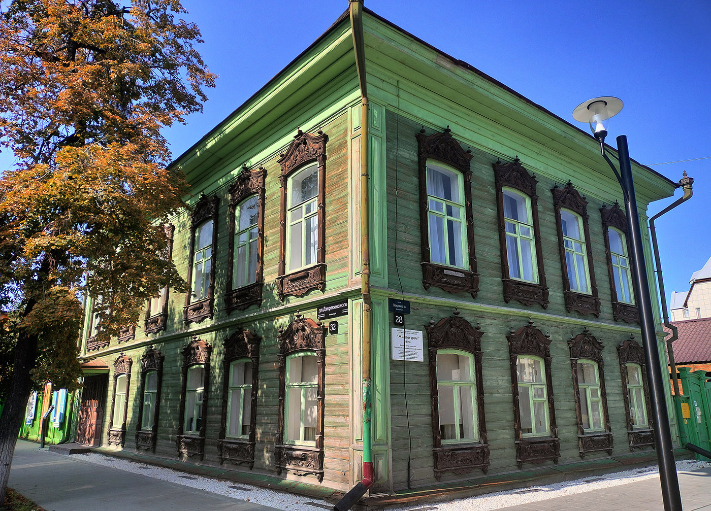 Тюмень, Улица Дзержинского, 32 / Улица Хохрякова, 28