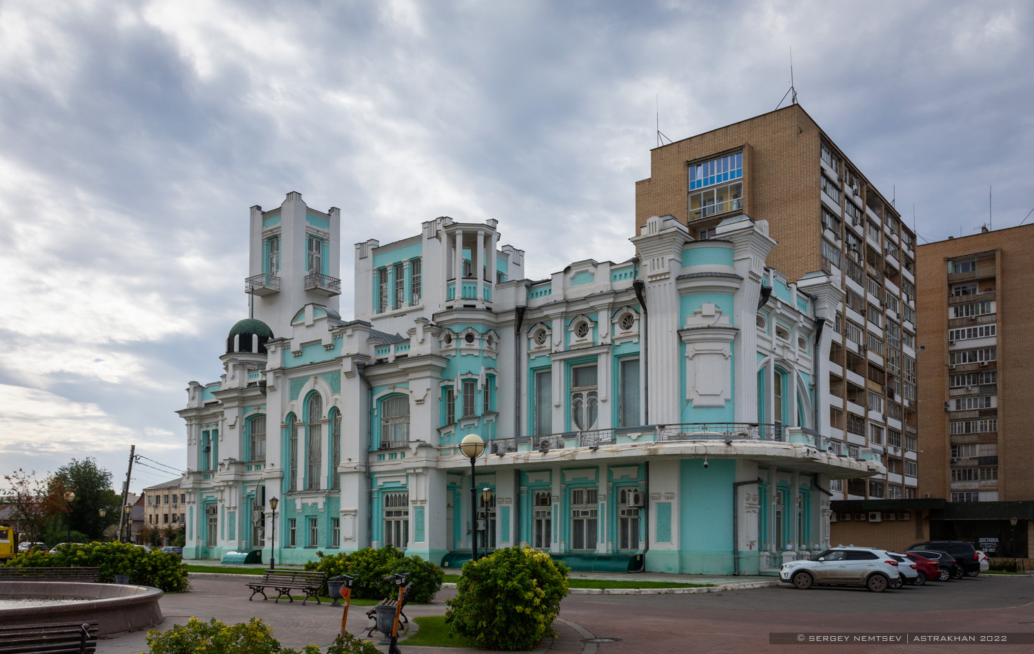 Astrakhan, Улица Урицкого, 1 / Красная набережная, 1
