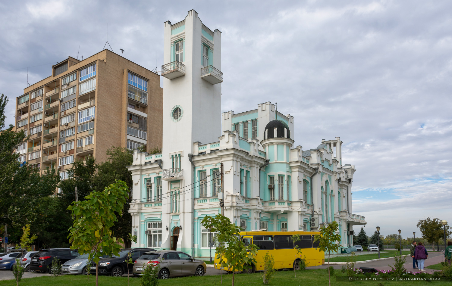 Астрахань, Улица Урицкого, 1 / Красная набережная, 1