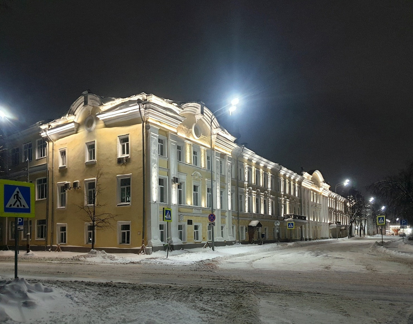 Ярославль, Площадь Челюскинцев, 11 / Революционная улица, 5