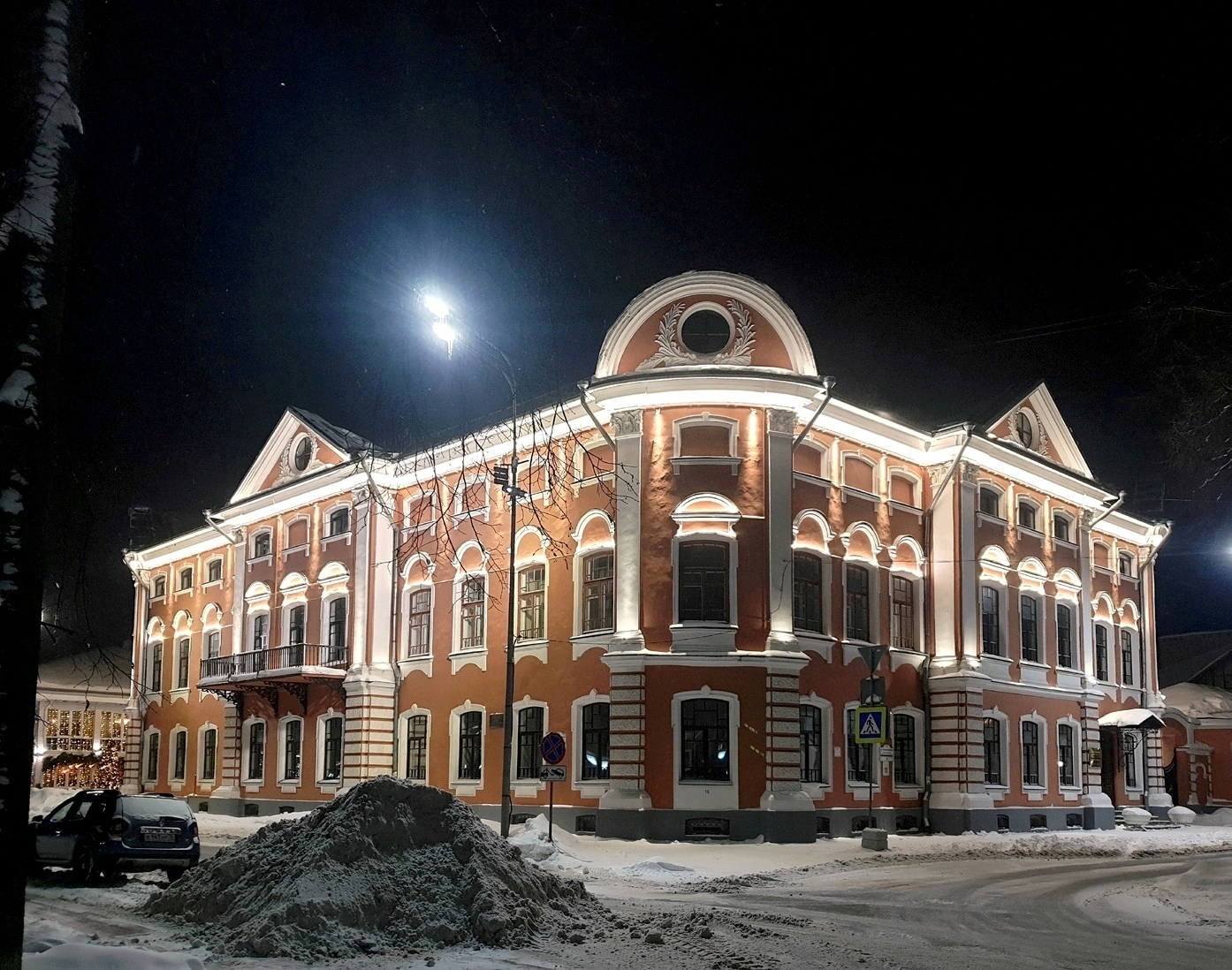 Ярославль, Площадь Челюскинцев, 12 / Революционная улица, 4