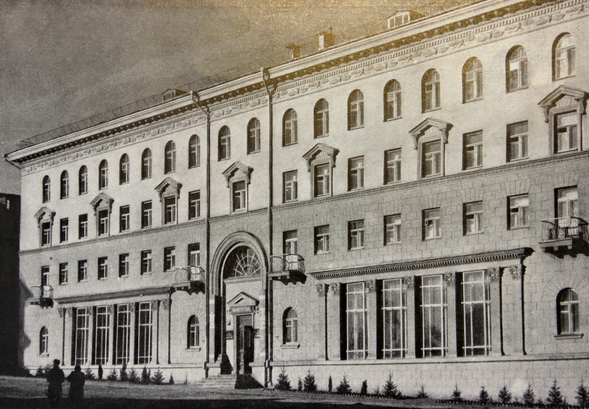 Минск, Красная улица, 17 / Пугачёвская улица, 2