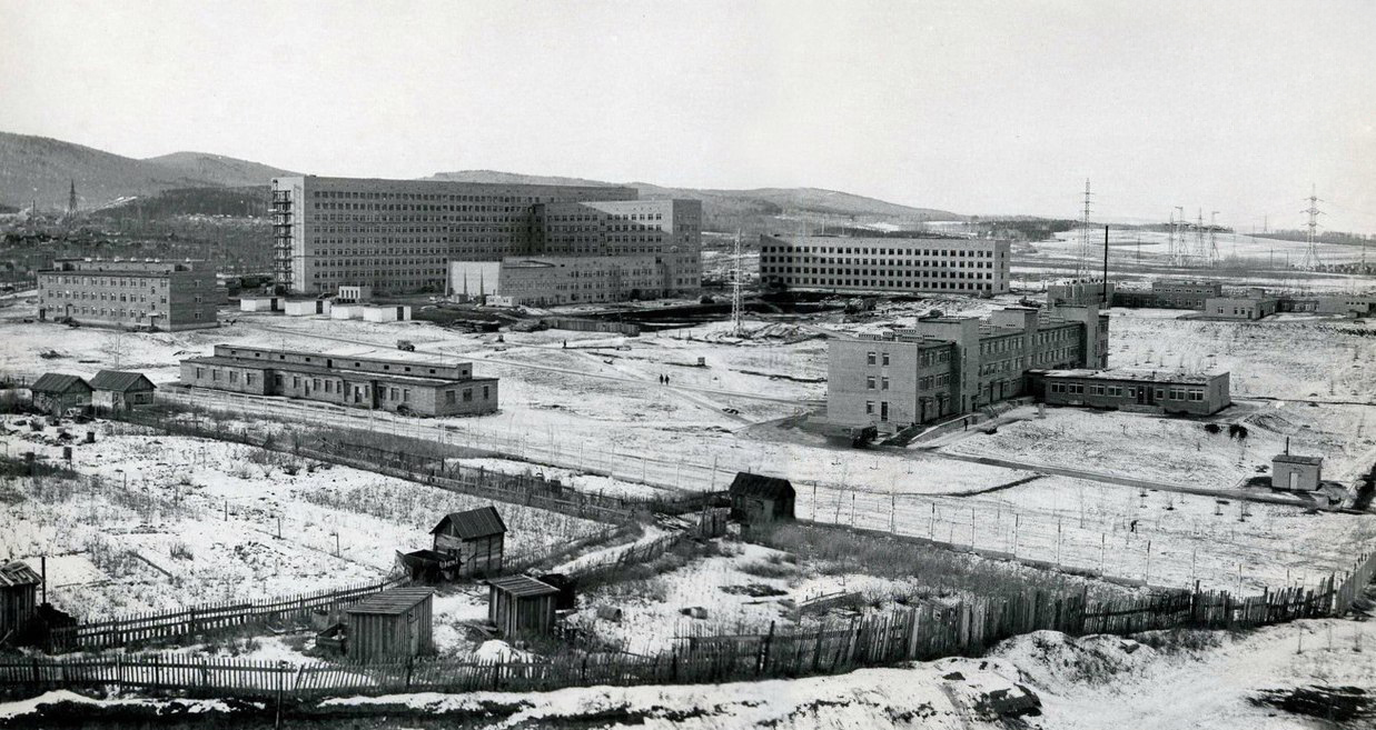 Красноярск, Улица Курчатова, 17 стр. 3; Улица Курчатова, 17 стр. 1; Улица Курчатова, 17 стр. 9; Улица Курчатова, 17 стр. 5; Улица Курчатова, 17 стр. 6; Улица Курчатова, 17 стр. 8. Красноярск — Панорамы