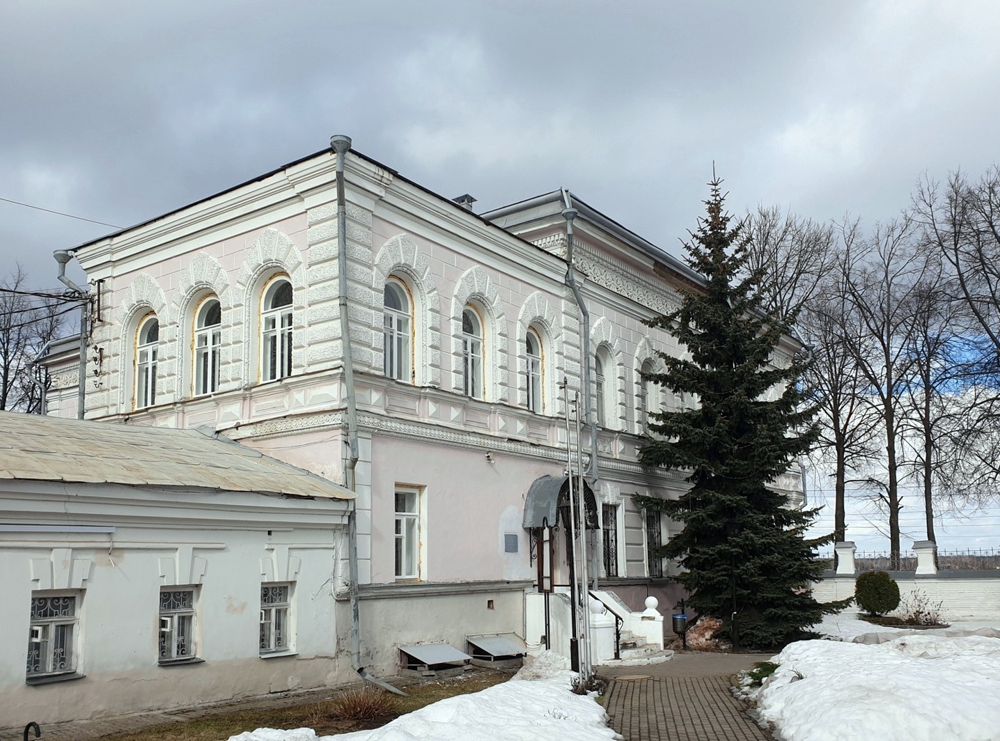 Ярославль, Волжская набережная, 17 / Советский переулок, 1