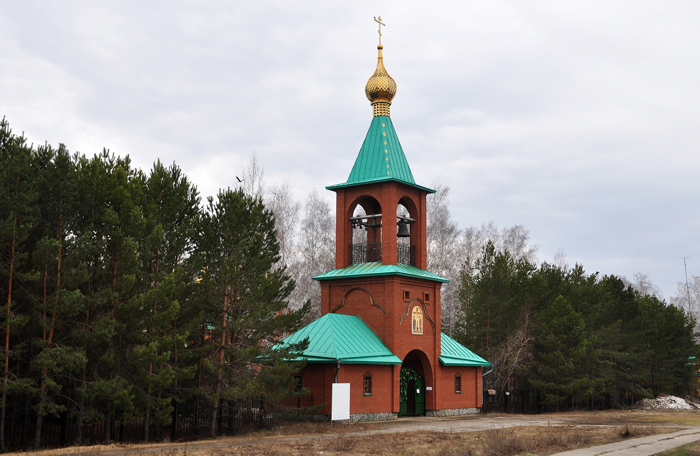 Omsky District, other localities, пос. Набережный, Монастырская улица, 12/4, Ачаирский женский монастырь Честного Креста Господня, Северные Святые врата со звонницей и надвратным храмом Анастасии Узорешительницы