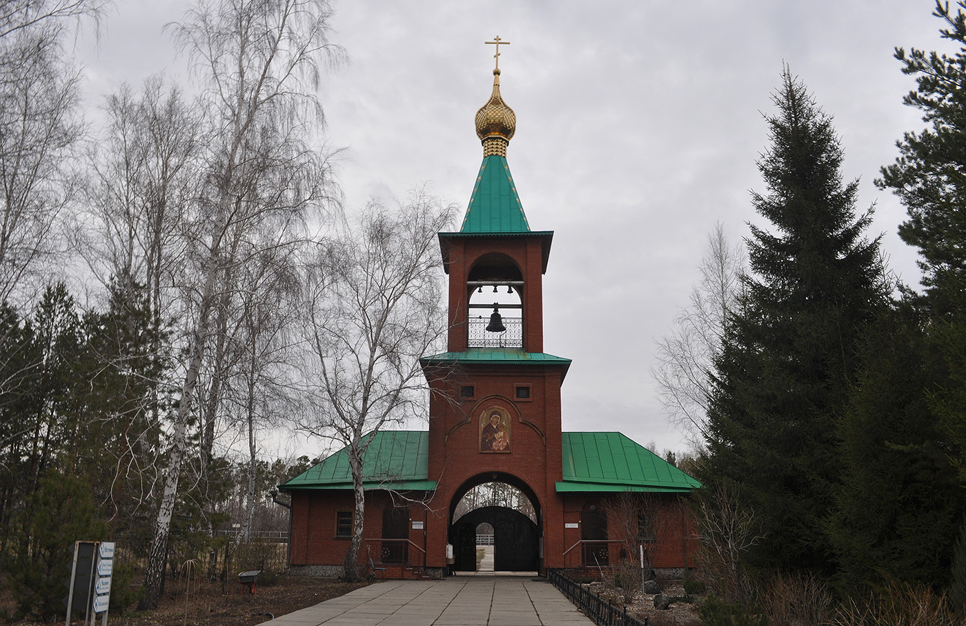 Omsky District, other localities, пос. Набережный, Монастырская улица, 12/4, Ачаирский женский монастырь Честного Креста Господня, Северные Святые врата со звонницей и надвратным храмом Анастасии Узорешительницы