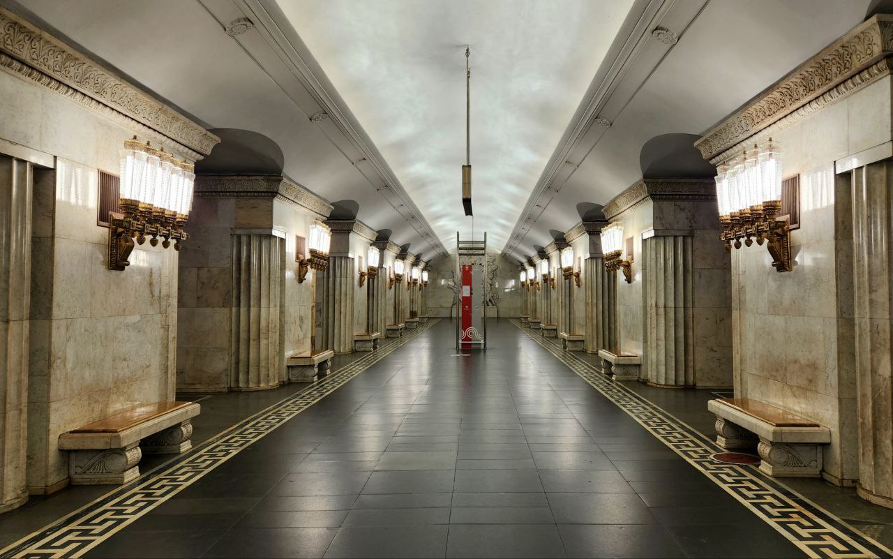 Москва, Арбатско-Покровская линия Московского метрополитена, станция метро «Смоленская»