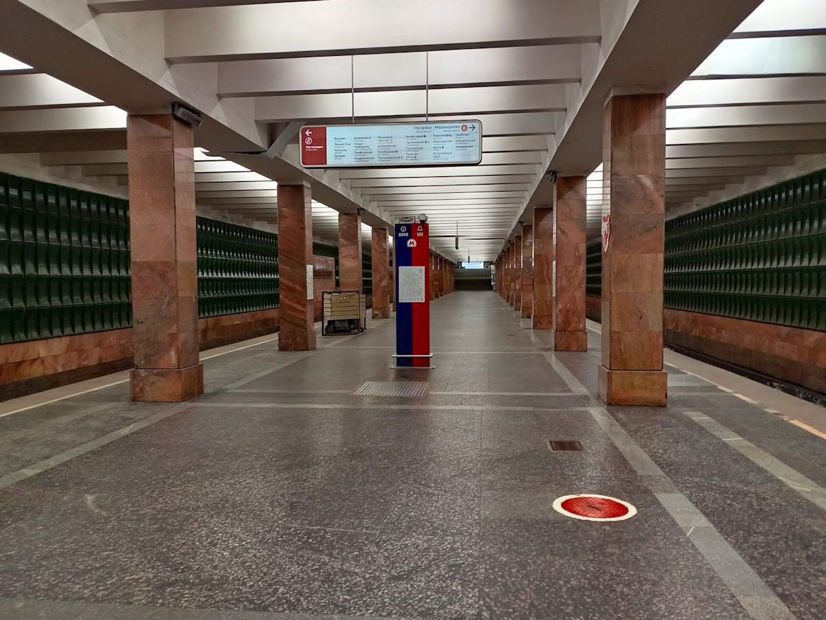 Moscow, Калужско-Рижская линия Московского метрополитена, станция метро «Новоясеневская»