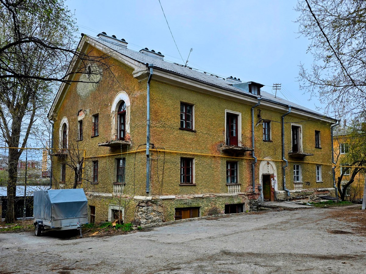 Yekaterinburg, Набережная Рабочей Молодёжи, 48