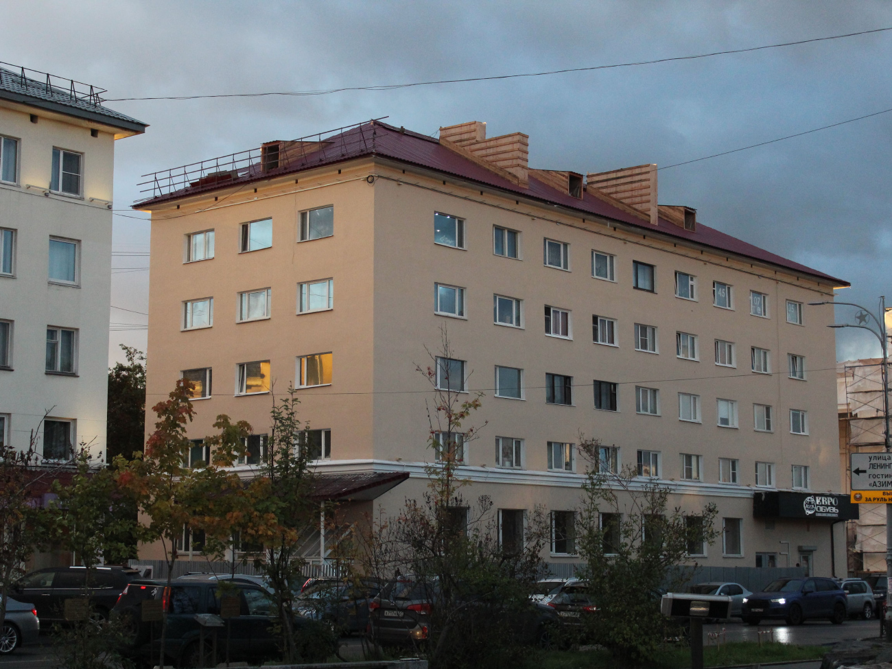 Мурманск, Ленинградская улица, 25 / Улица Профсоюзов, 9