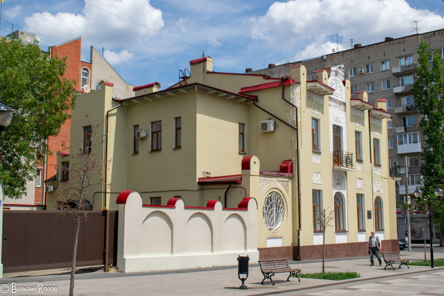 Саратов, Волжская улица, 22 / Улица Некрасова, 25