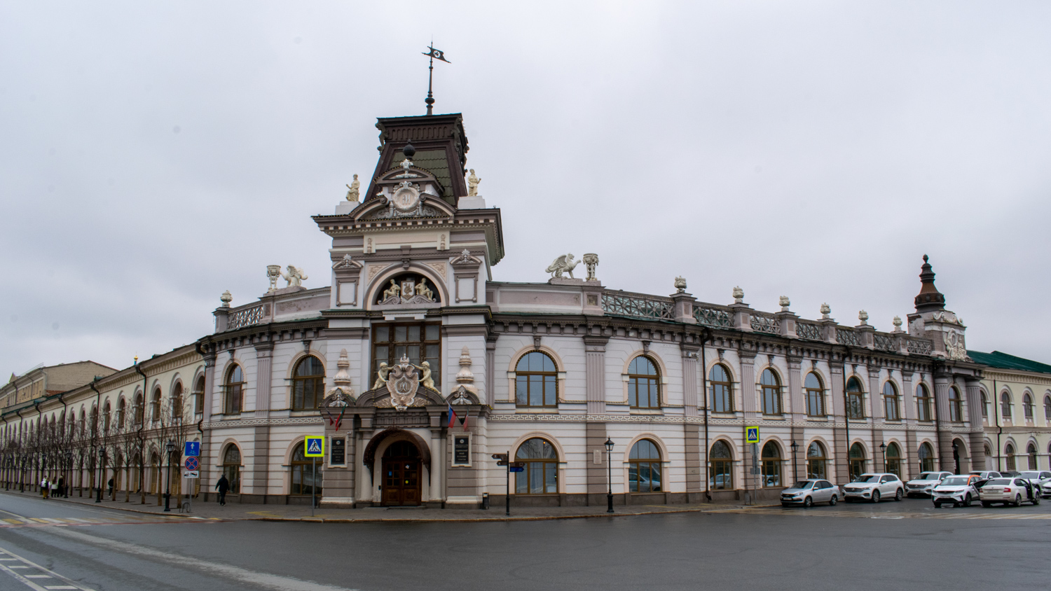 Казань, Кремлёвская улица, 2 / Улица Чернышевского, 6