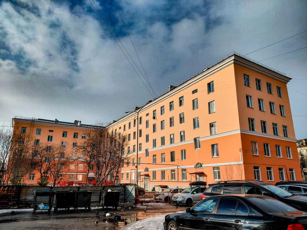 Мурманск, Улица Адмирала флота Лобова, 49 / Улица Александра Торцева, 17