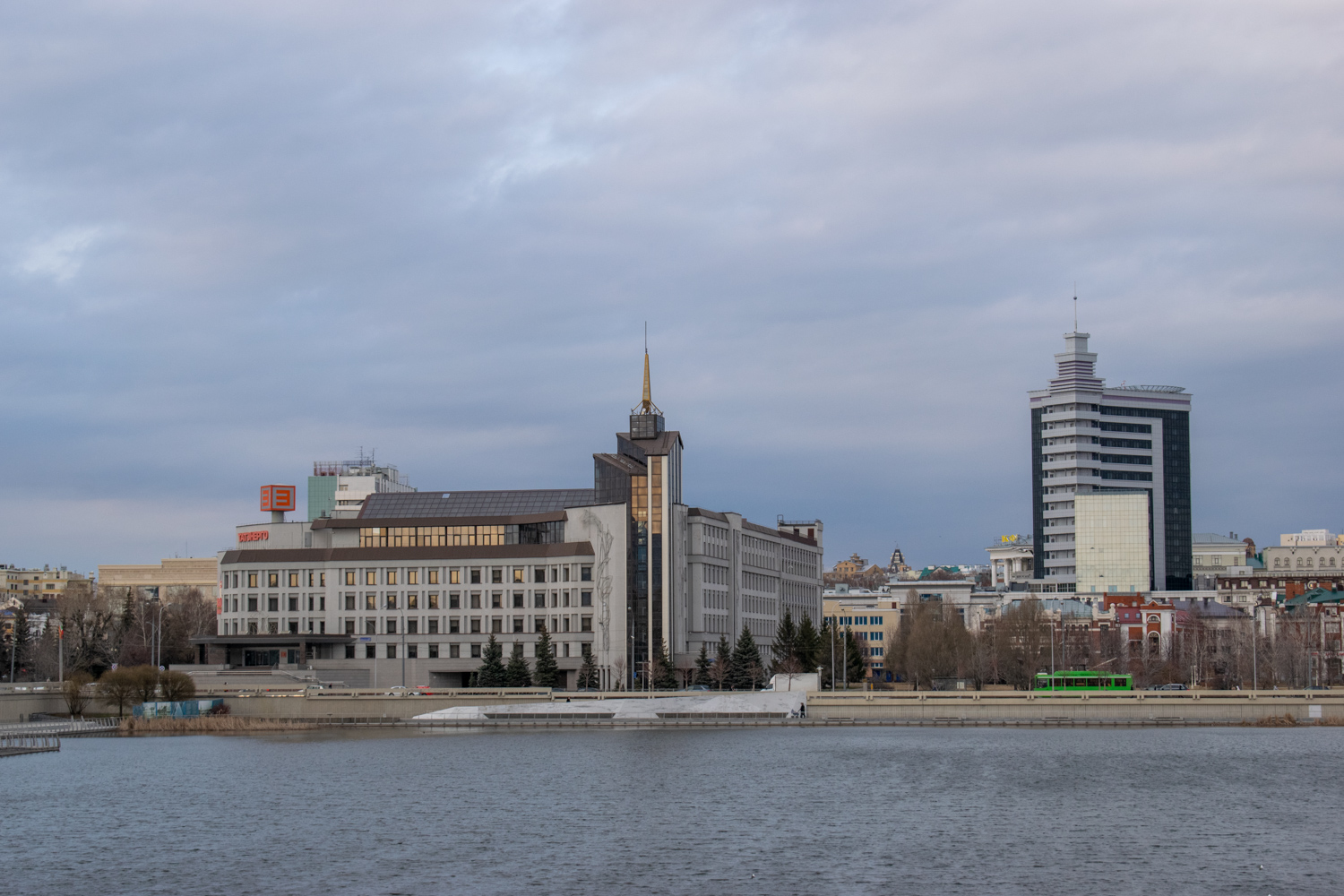Казань, Улица Марселя Салимжанова, 1; Петербургская улица, 11