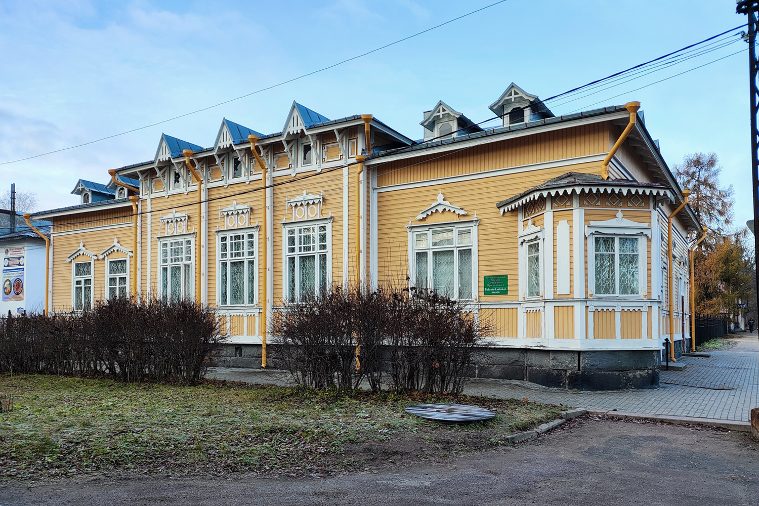 Сортавала, Набережная Ладожской флотилии, 5 / Ладожская улица, 17