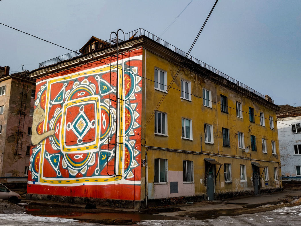 Мурманск, Улица Нахимова, 29. Монументальное искусство (мозаики, росписи, барельефы, сграфито)