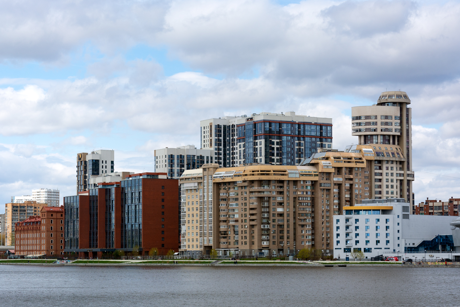 Yekaterinburg, Улица Николая Никонова, 25; Красный переулок, 8Б. Yekaterinburg — Panoramas