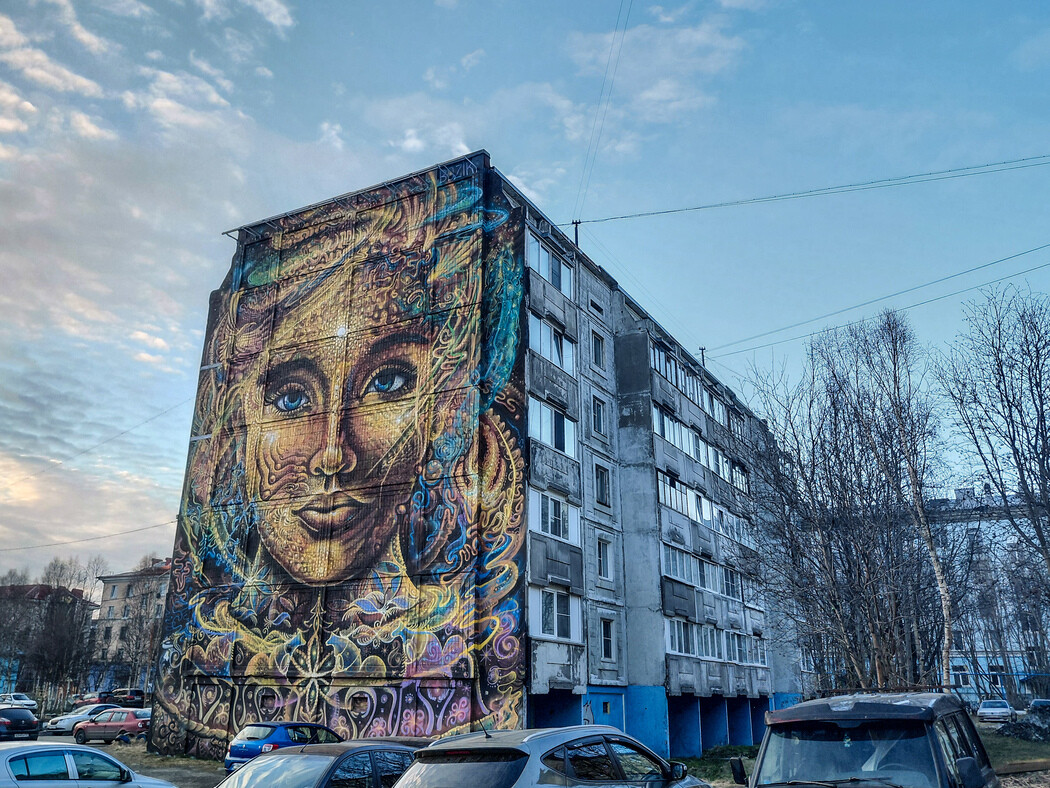 Мурманск, Улица Ушакова, 4. Монументальное искусство (мозаики, росписи, барельефы, сграфито)