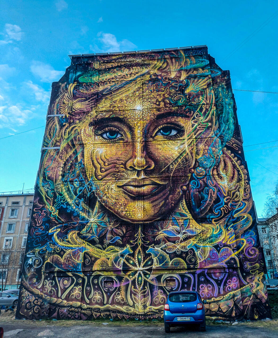 Мурманск, Улица Ушакова, 4. Монументальное искусство (мозаики, росписи, барельефы, сграфито)