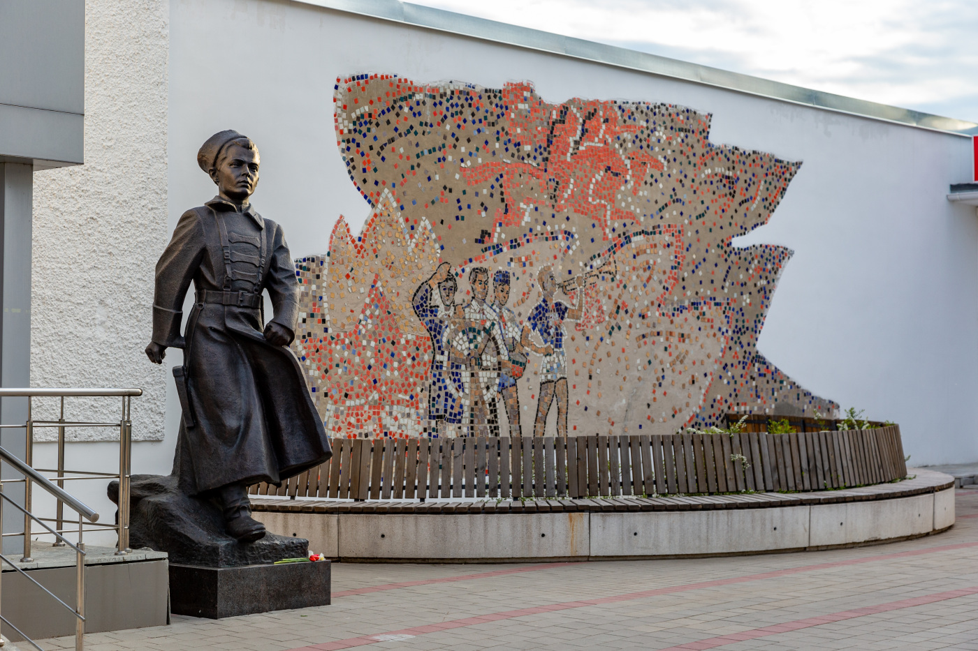Арзамас, Улица Горького, 18А. Монументальное искусство (мозаики, росписи, барельефы, сграфито)