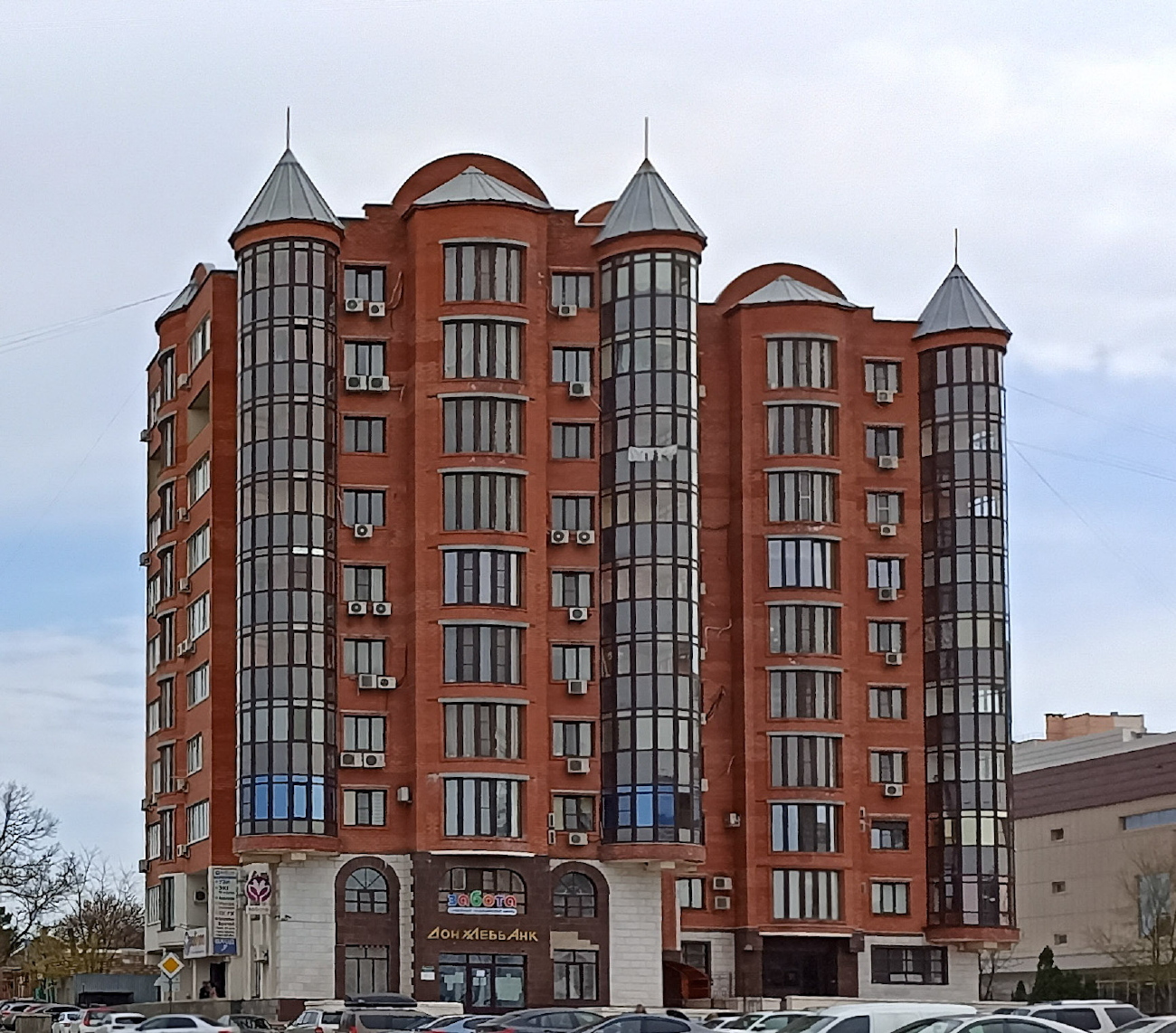 Азов, Петровская площадь, 5 / Улица Дзержинского, 30